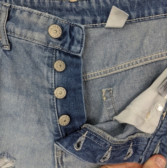 Women's size 6 Distressed Shorts - Picture 7 of 8